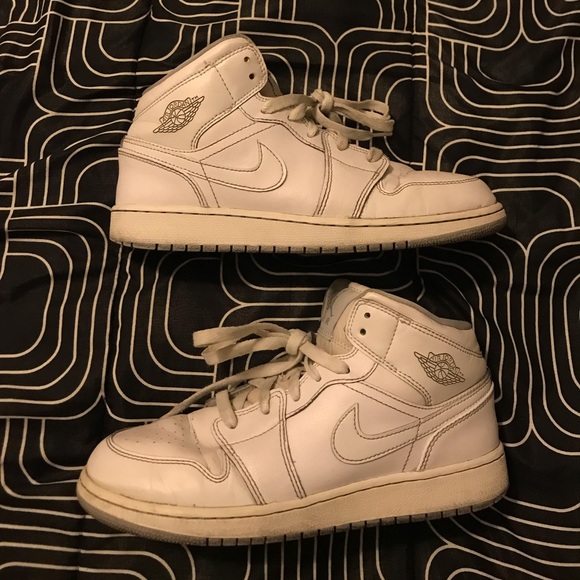 Jordan 1 Mid White GS 
Size 7Y - Picture 1 of 9